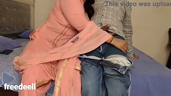 Desi Mature Woman Becomes Aroused
